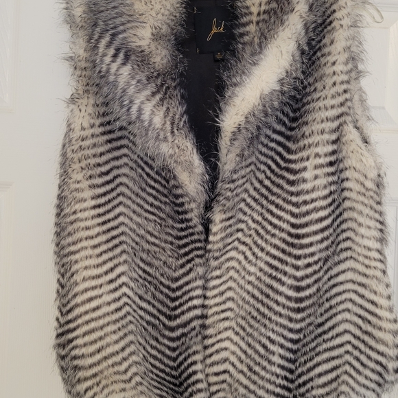 EUC Grey and white Faux fur vest.  Sz. M - Picture 3 of 4